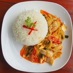 ปลาหมึกผัดไข่เค็ม ราดข้าว
