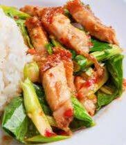 ข้าวคะน้าหมูกรอบ