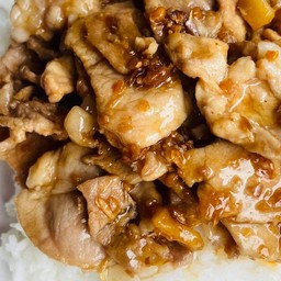 ข้าวหมูทอดกระเทียม