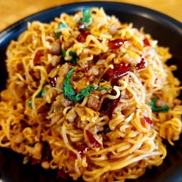 มาม่าผัดกะเพราพริกแห้ง หมูสับ