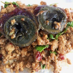 กระเพราไข่เยี่ยวม้า