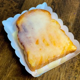 ขนมปังปิ้งเนยนมน้ำตาล