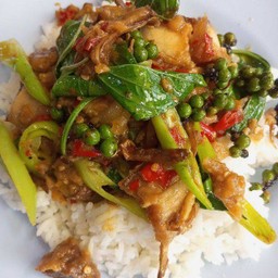 ผัดฉ่าหมูกรอบ