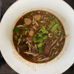 มาม่าเนื้อตุ๋นลูกชิ้น