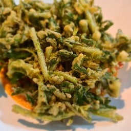 ยำผักบุ้งกรอบ