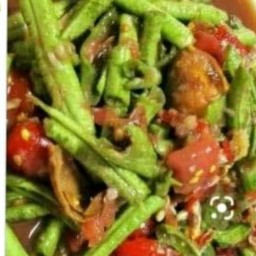 ส้มตำไก่ย่างน้ำฝน. หลังมอหอการค้า หลังหอการค้า