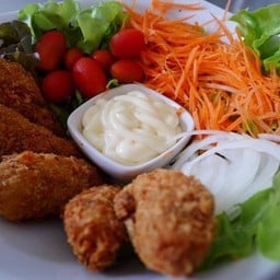 สลัดไก่กรอบ