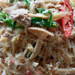 ผัดหน่อไม้ใส่วุ้นเส้นใส่ไข่