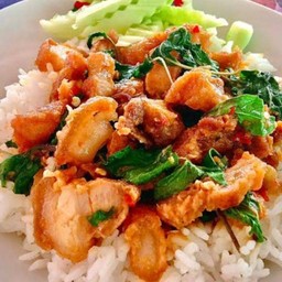 [อร่อยซ่ากับโค้ก] กระเพราะหมูกรอบ ราดข้าว +  โค้ก ออริจินัล (กระป๋อง)