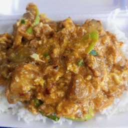 ผัดผงกระหรี่หมูกรอบ