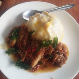 ข้าวไข่ข้นกระเพราไก่กรอบ