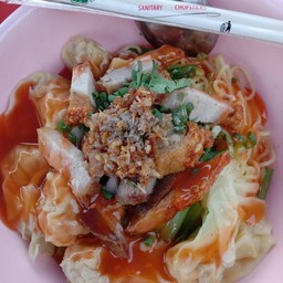 บะหมี่เกี๊ยวแห้งหมูกรอบ