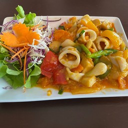 ปลาหมึกผัดไขสเค็ม Stir-fried Squid With salted egg