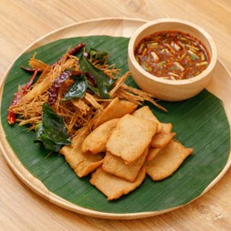 หมูทอดสมุนไพร น้ำจิ้มแจ่ว Fried Pork & Herbs With Chili Sauce