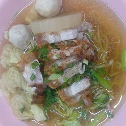 บะหมี่เกี๊ยวน้ำหมูกรอบ