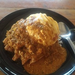 ข้าวราดแกงกะหรี่ไข่ข้นไก่ทอด