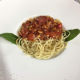 สปาเก็ตตี้ซอสมะเขือเทศไก่สับ