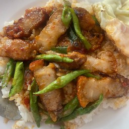 ผัดพริกแกงหมูกรอบราดข้าว