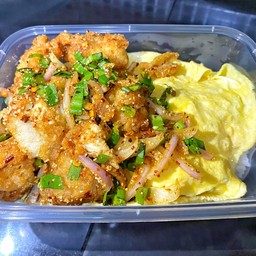 ข้าวไก่ป๊อปน้ำตกแซ่บซี้ดไข่ข้น