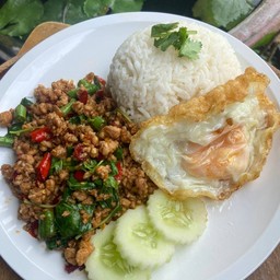 ข้าวกระเพราหมูสับไข่ดาว