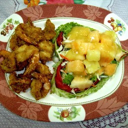 สลัดกุ้งทอด (กลาง)
