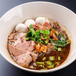 ผึ้งน้อยลงเรือ ก๋วยเตี๋ยวเรือหมูรสเด็ด