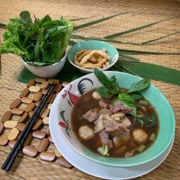 ร้านก๋วยเตี๋ยวเรือ แม่บุบผา ( 面条) สุขุมวิท 48