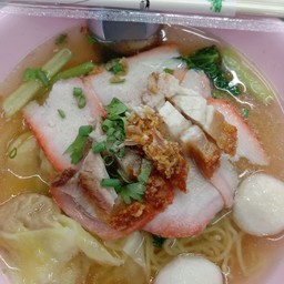 บะหมี่เกี๊ยวน้ำหมูแดงหมูกรอบ