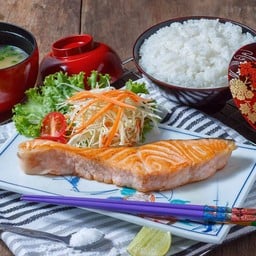 ชุดปลาแซลมอนย่างเกลือ