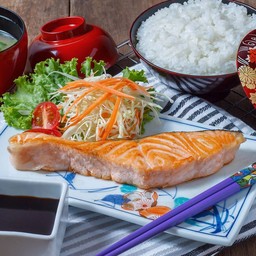 ชุดปลาแซลมอนย่างราดซอสเทอริยากิ
