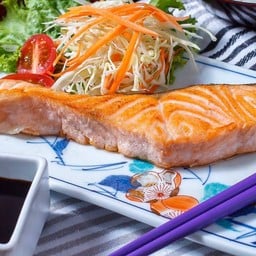 ปลาแซลมอนย่างราดซอสเทอริยากิ