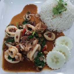 ข้าวกระเพราปลาหมึก