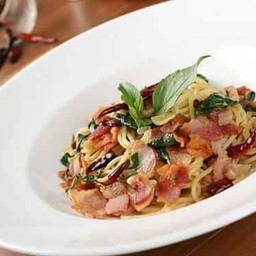 สปาเก็ตตี้ผัดพริกแห้งเบคอนกรอบ