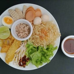 หมี่ยำ ปังเยิ้ม (สาย 4) by AiM