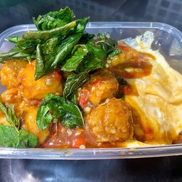 ข้าวไก่ป๊อปกะเพรากรอบไข่ข้น