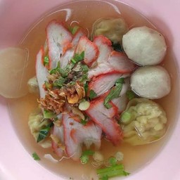 เกี๊ยวน้ำหมูแดง