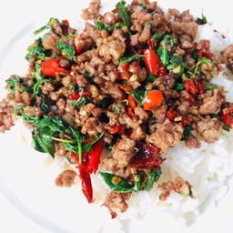 กระเพราหมูสับราดข้าว