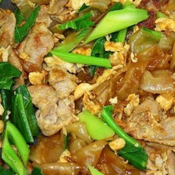 ผัดซีอิ๊วเส้นใหญ่หมูนุ่ม