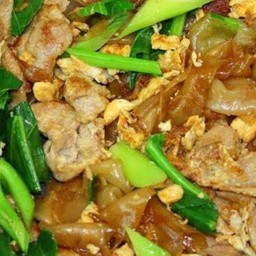 เส้นใหญ่ผัดซีอิ๊วหมูหมัก