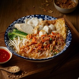 ก๋วยเตี๋ยวต้มยำลูกชิ้นปลา
