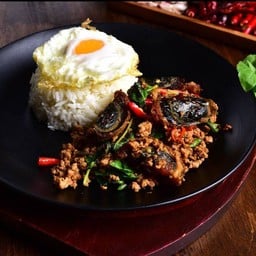 ข้าวกะเพราหมูสับไข่เยี่ยวม้า