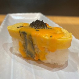 ไข่หวานราดซอสสไปซี่ โรยไข่กุ้งดำ
