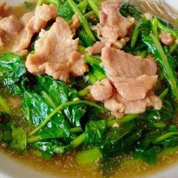 เส้นใหญ่ราดหน้าหมูหมัก