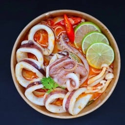 ก๋วยเตี๋ยวมาม่าต้มยำปลาหมึก