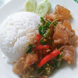 กระเพราเอ็นแก้วราดข้าวไข่ดาว