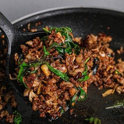 ผัดกะเพราหมูชิ้นพริกแห้งราดข้าว