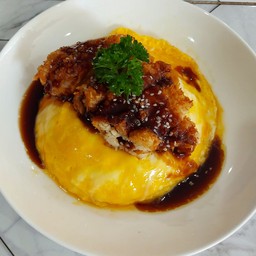 ข้าวไข่นุ่มไก่กรอบซอสทงคัตสึ