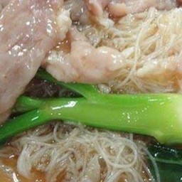 ราดหน้าเส้นหมี่หมูนุ่ม