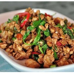 กระเพราแห้งกล่องหลวง(ครัวคุณรุ่ง)