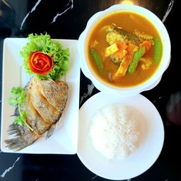 เซ็ตแกงส้ม ข้าว และปลาสลิด